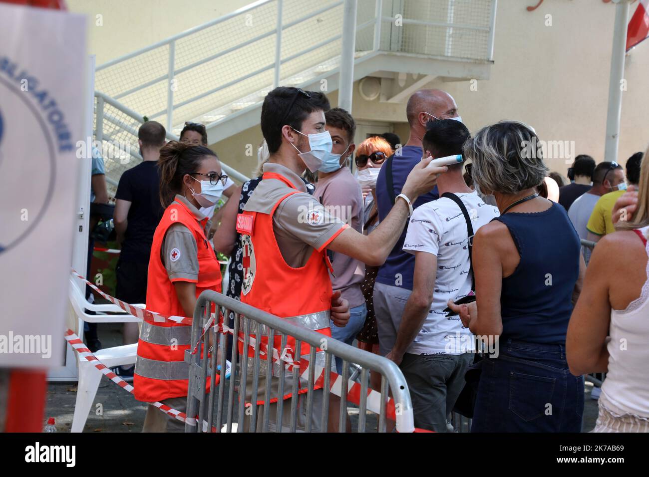 ©PHOTOPQR/LA PROVENCE/FARINE Valérie ; Arles ; 27/07/2020 ; Bellegarde suite à une réunion de famille la semaine dernière 21 cas ont été déclarées positifs. deputting de covid 19 a la salle des cigalles - 2020/07/28. Dépistage Covid 19. À la suite d'une réunion de famille la semaine dernière, 21 cas ont été signalés positifs. Banque D'Images