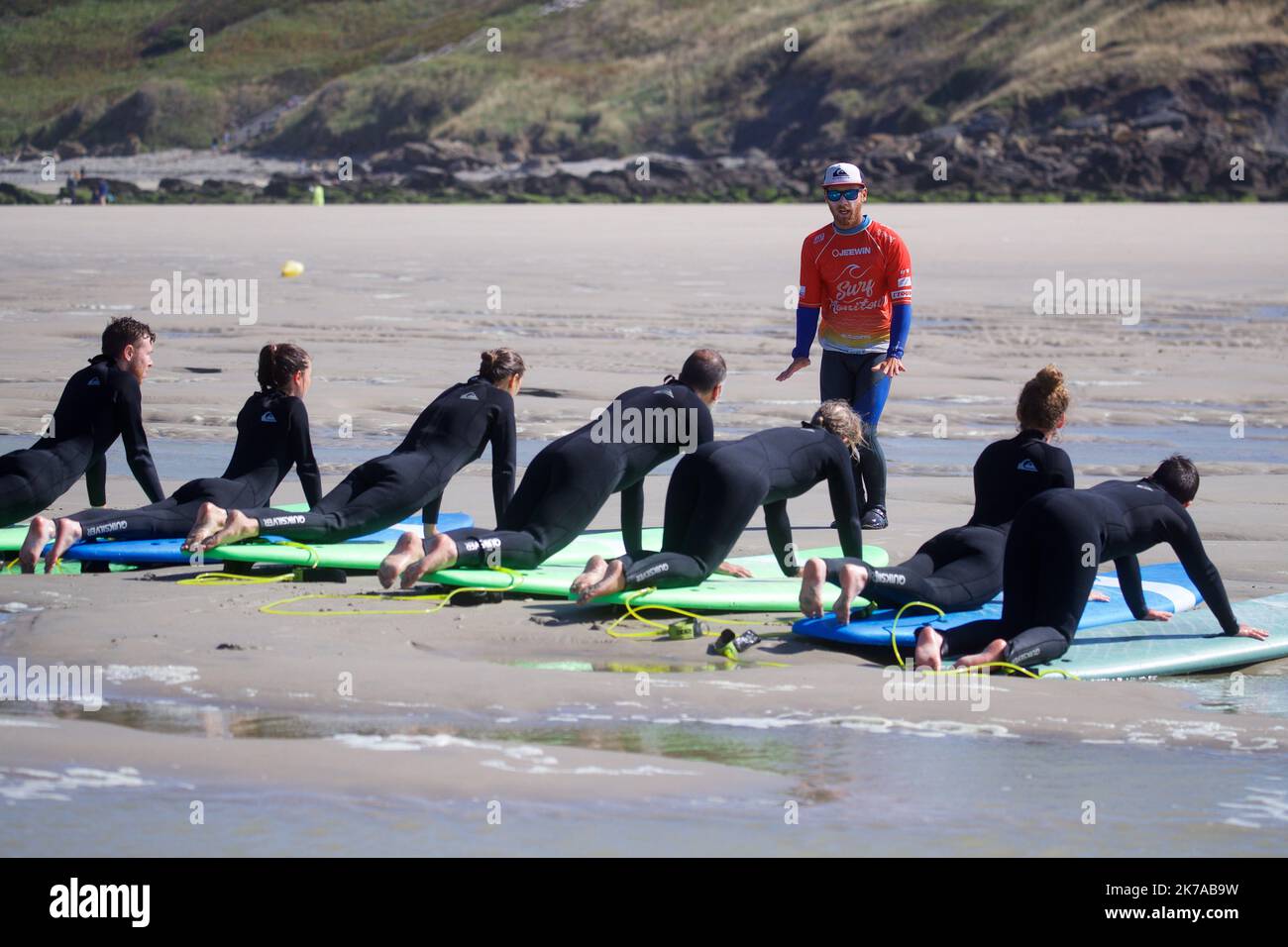 ©PHOTOPQR/VOIX DU NORD/Johan BEN AZZOUZ ; 28/07/2020 ; Equihen-Plage, le 28 juillet 2020. Ecole de surf à Equihen-Plage. PHOTO JOHAN BEN AZZOUZ LA VOIX DU NORD - 2020/07/28. École de surf à Equihen-Plage, France. Banque D'Images