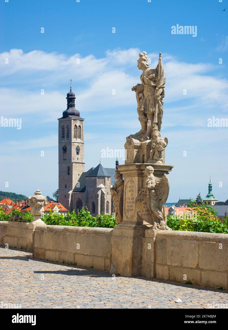 Kutná Hora, région de Bohème centrale, est une ville à l'architecture médiévale classée au patrimoine mondial de l'UNESCO. Église Saint-Jacques en arrière-plan. Banque D'Images