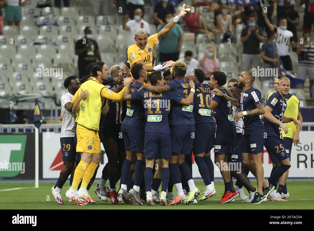 ©Sébastien Muylaert/MAXPPP - Keylor Navas est porté en triomphe par ses coéquipiers après avoir arrêté le dernier coup de pied de pénalité lors du match final de la coupe de la Ligue française (coupe de France) entre Paris Saint-Germain et l'Olympique Lyonnais au Stade de France à Paris, France. 31.07.2020 Banque D'Images