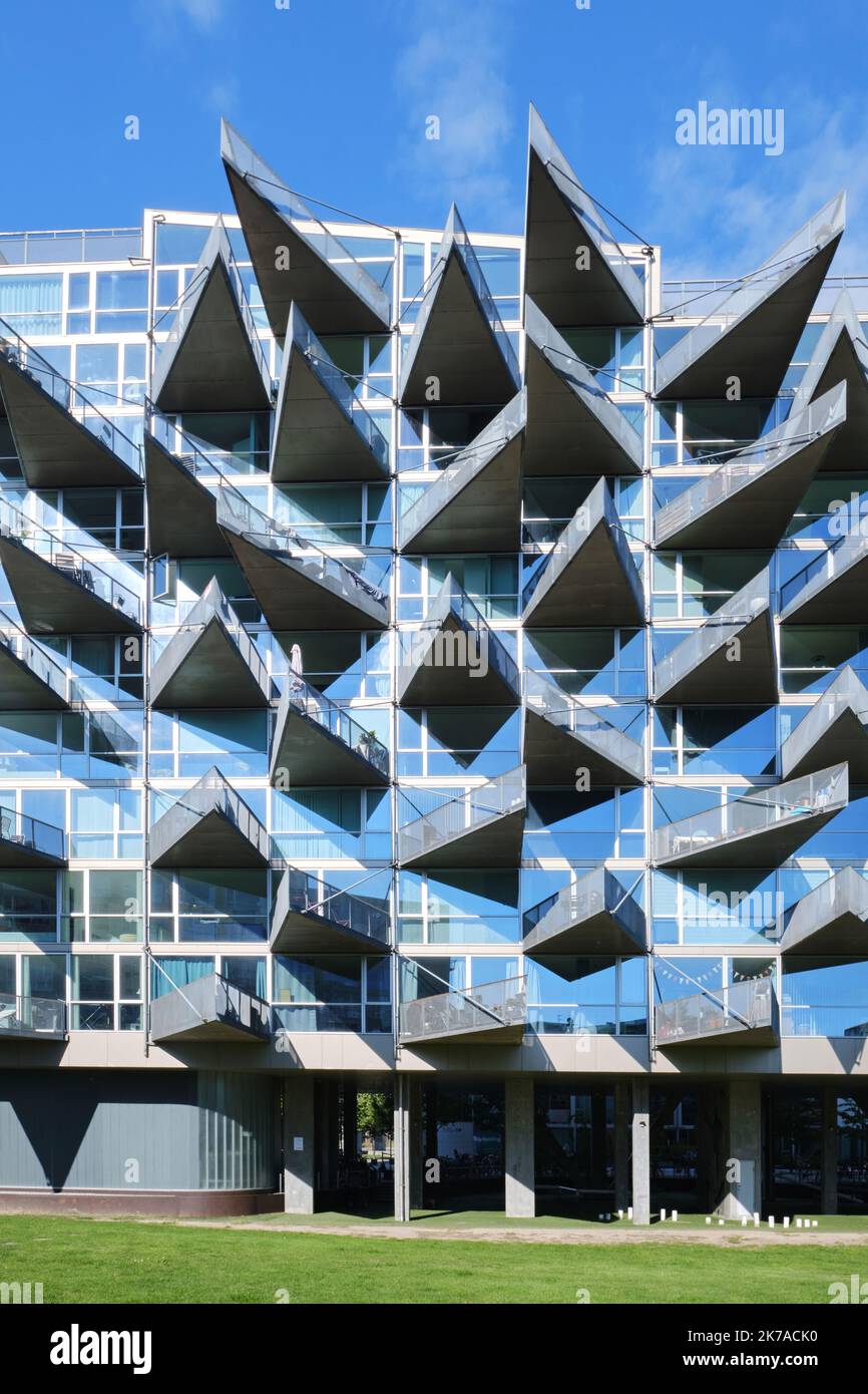 Copenhague, Danemark - septembre 2022 : Maisons VM avec balcons triangulaires modernes, conçues par JDS et Bjarke Ingels Group, quartier d'Orestad Banque D'Images