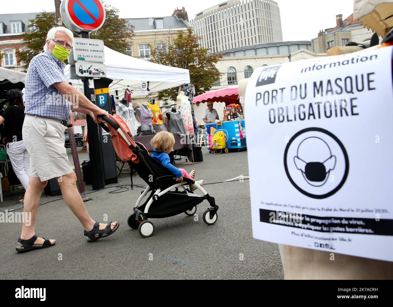 ©PHOTOPQR/VOIX DU NORD/Baziz Chibane ; 02/08/2020 ; LILLE - le : 02/08/2020 - dernière route avant le port du masque obligatoire dans les rues pour le bruit du covid 19. Ici, les marches du vieux Lille. PHOTO: BAZIZ CHIBANE/LA VOIX DU NORD ; LILLE - le: 08/02/2020 - dernière journée avant de porter le masque obligatoire dans les rues pour lutter contre le covid 19. Ici, le marché du vieux Lille. Banque D'Images