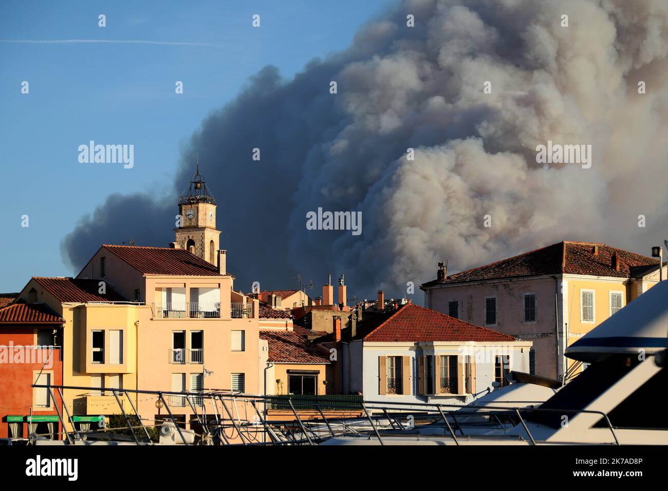 ©PHOTOPQR/LA PROVENCE/Serge Guéroult ; Port de Bouc ; 04/08/2020 ; Incendie de Martigues Sud de la France, août 4th 2020 - feu principal Banque D'Images