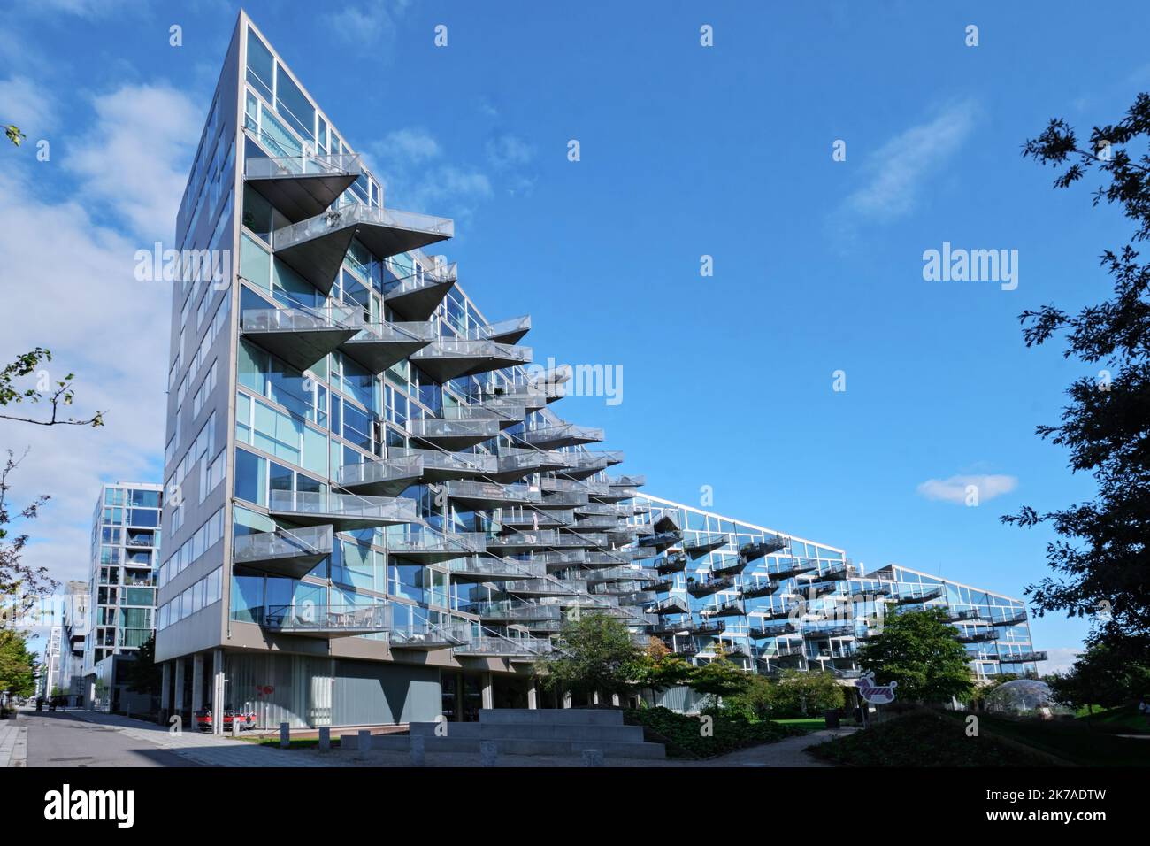 Copenhague, Danemark - septembre 2022 : Maisons VM avec balcons triangulaires modernes, conçues par JDS et Bjarke Ingels Group, quartier d'Orestad Banque D'Images