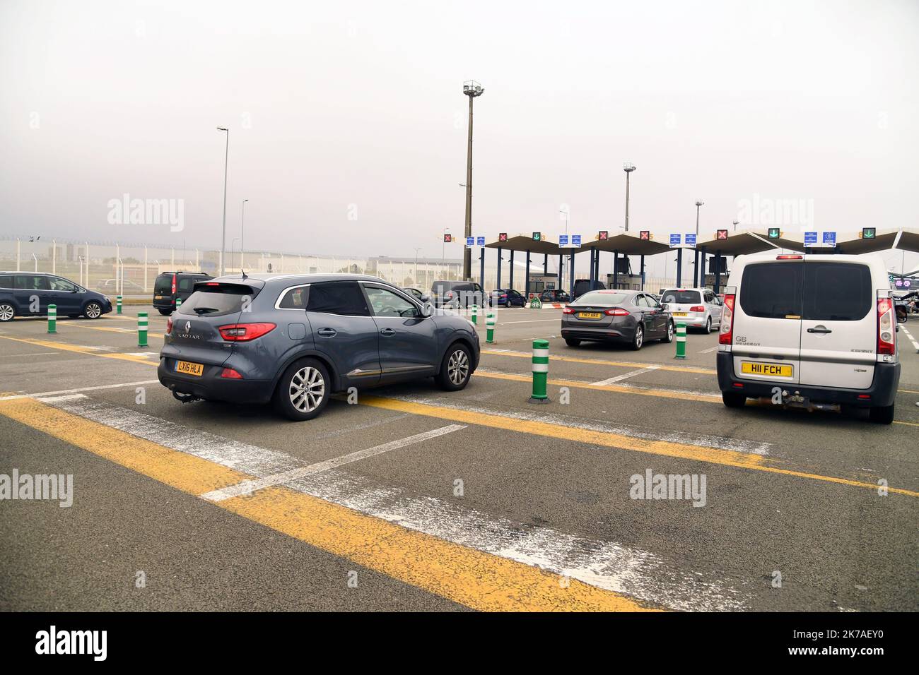 ©PHOTOPQR/VOIX DU NORD/Zack Ajili ; 14/08/2020 ; Calais, le 14/08/2020, File d'attente au terminal Ferry après les annonces du ministre britannica des Transports. Londres impose une quarantaine aux voyageurs en provenance de France notamment, en raison d'une hausse du nombre des cas de Covid-19. PHOTO ZACK AJILI LA VOIX DU NORD - faites la file au terminal des ferries après les annonces du ministre britannique des Transports. Londres impose une quarantaine aux voyageurs en provenance de France en raison d'une augmentation du nombre de cas Covid-19. Banque D'Images