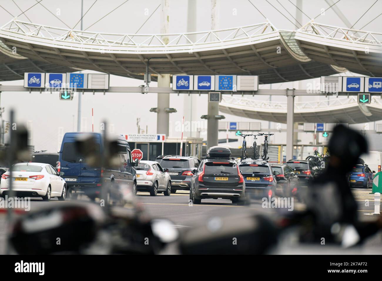 ©PHOTOPQR/VOIX DU NORD/Zack Ajili ; 14/08/2020 ; Calais, le 14/08/2020, File d'attente au terminal Eurotunnel après les annonces du ministre britannique des Transports Grant Shapps. Londres impose une quarantaine aux voyageurs en provenance de la France, des pays-Bas notamment, en raison d'une hausse du nom du cas de Covid-19. PHOTO ZACK AJILI LA VOIX DU NORD ; Calais, 08/14/2020, faire la queue au terminal Eurotunnel après les annonces du ministre britannique des Transports Grant Shapps. Londres impose une quarantaine aux voyageurs en provenance de France, des pays-Bas en particulier, en raison d'une augmentation du chiffre Banque D'Images