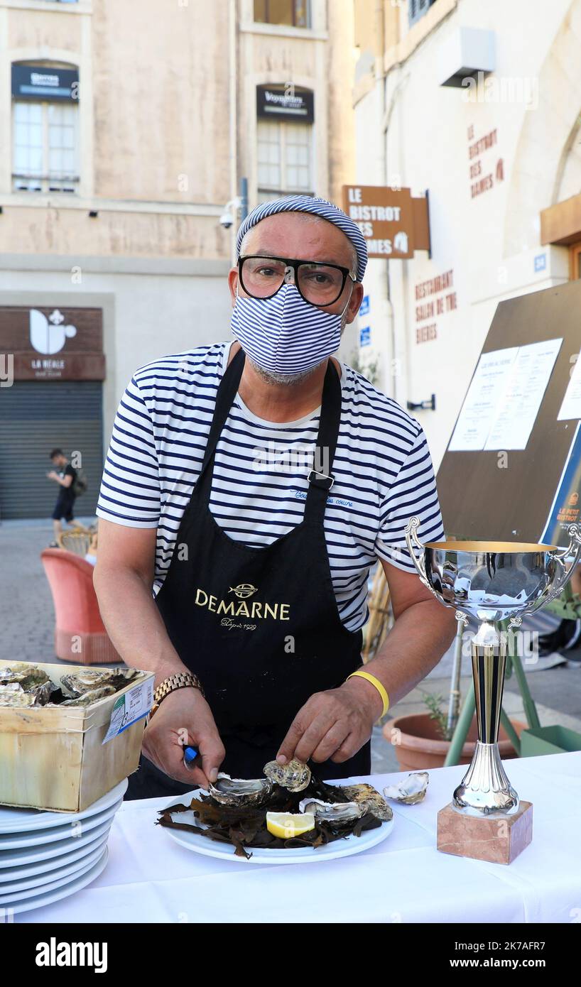 ©PHOTOPQR/LA PROVENCE/VALERIE VREL ; Marseille ; 16/08/2020 ; Charly Hanafi, né à Marseille et meilleur européen, va faire une démonstration d'ouverture d'abris au petit Bistrot. Personage des nuits marines, Charly un parcours encore atypique. - 2020/08/16. Charly Hanadi, vainqueur du concours d'ouverture de l'huître européenne. Banque D'Images