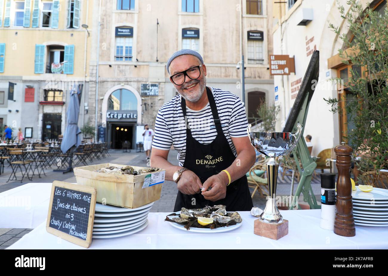 ©PHOTOPQR/LA PROVENCE/VALERIE VREL ; Marseille ; 16/08/2020 ; Charly Hanafi, né à Marseille et meilleur européen, va faire une démonstration d'ouverture d'abris au petit Bistrot. Personage des nuits marines, Charly un parcours encore atypique. - 2020/08/16. Charly Hanadi, vainqueur du concours d'ouverture de l'huître européenne. Banque D'Images