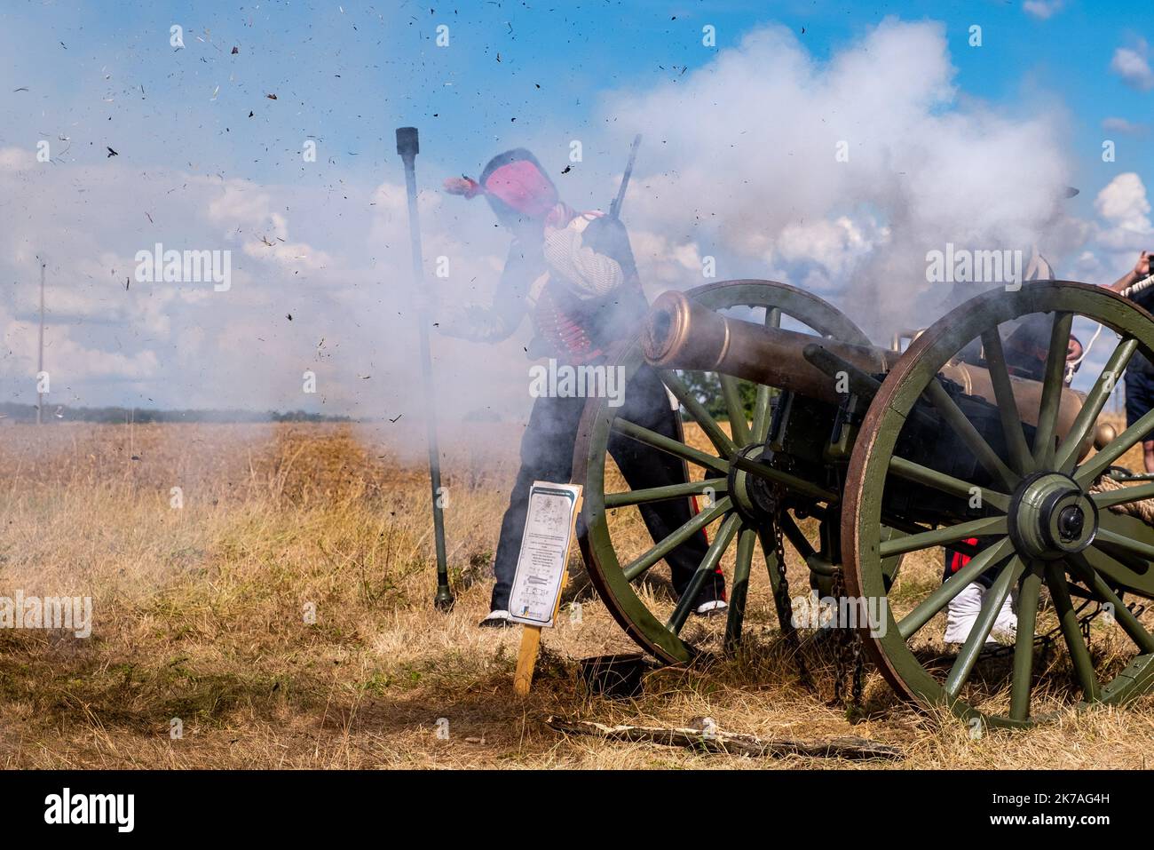 Arnaud BEINAT/Maxppp. 2020/08/16. Gravelotte, Moselle, France. Pour ajouter les 150 ans de la bataille de Gravelotte en 1870, l'association des arquebusiers de l'est à nouveau un bivouac et les combats de l'époque. Messieurs de fusil, Messieurs de canon, garant de soldats en uniforme de la Garde Impériale, de chasseurs, d'artilleurs, etc Deux femmes representaient les infirmères et les cantinières de l'époque. This Constitution avait lieu dans le musée de l'annexe et non loin d'une maison où séjourna l'empereur Napoléon III dans la nuit du 15 au 16 août 1870. Banque D'Images