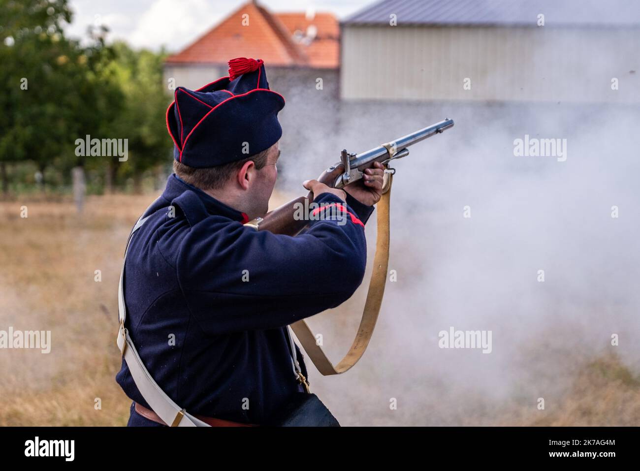 Arnaud BEINAT/Maxppp. 2020/08/16. Gravelotte, Moselle, France. Pour ajouter les 150 ans de la bataille de Gravelotte en 1870, l'association des arquebusiers de l'est à nouveau un bivouac et les combats de l'époque. Messieurs de fusil, Messieurs de canon, garant de soldats en uniforme de la Garde Impériale, de chasseurs, d'artilleurs, etc Deux femmes representaient les infirmères et les cantinières de l'époque. This Constitution avait lieu dans le musée de l'annexe et non loin d'une maison où séjourna l'empereur Napoléon III dans la nuit du 15 au 16 août 1870. Banque D'Images