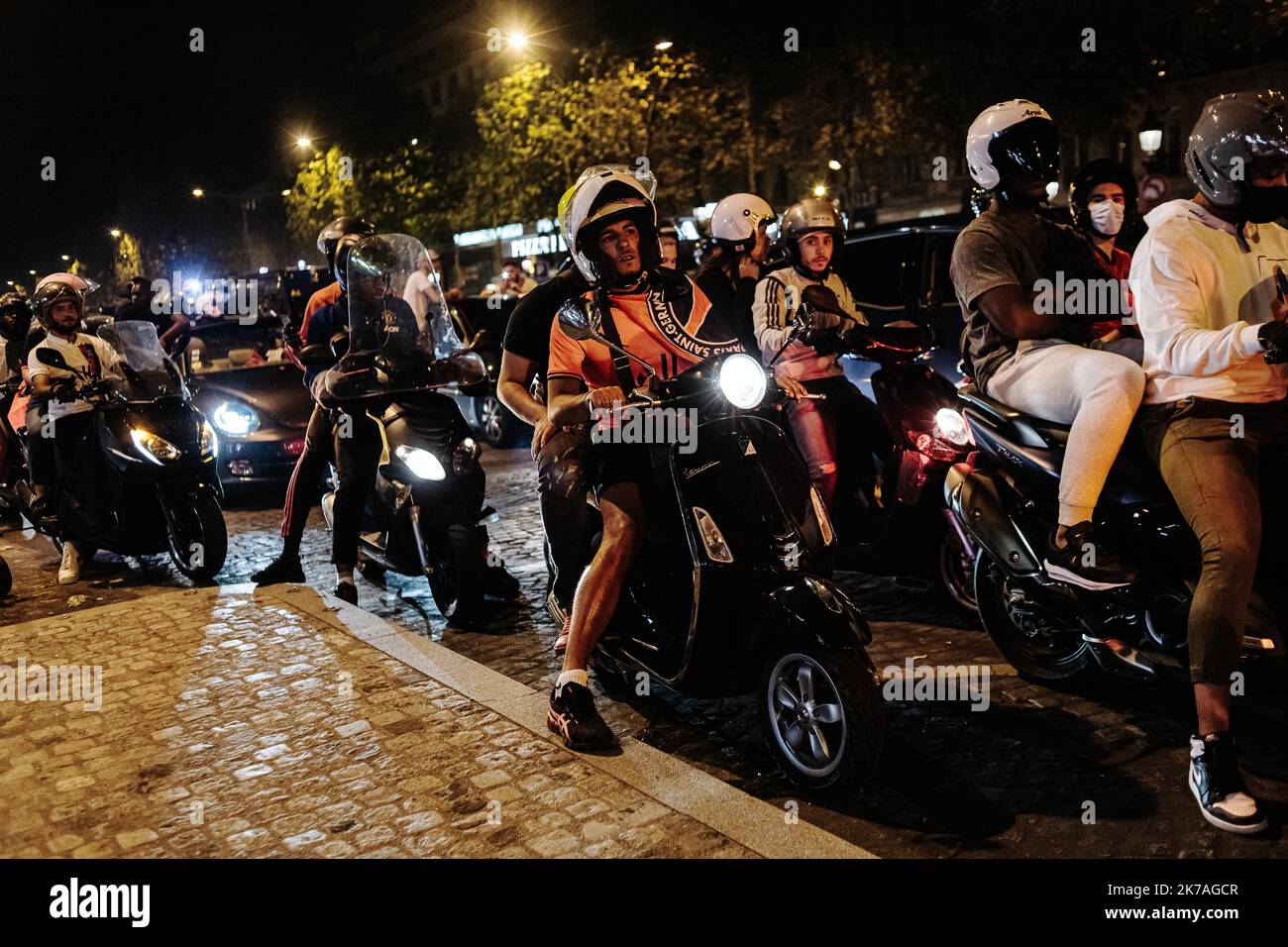 ©Jan Schmidt-Whitley/le Pictorium/MAXPPP - Jan Schmidt-Whitley/le Pictorium - 18/08/2020 - France / Ile-de-France / Paris - Mardi 18 aout 2020, Apes la qualification historique du club de football français du Paris Saint-Germain en finale de la Ligue des champions aur victoire contre le club allemand de RB Leipzig des milliers de Supporters se onting assemes sur les champs-Eysees a Paris pour faire la tête. Quelques heurist avec la police ont eu lieu en fin de soirée. Le PSG sera le cinquieme club francais un disputer une finale de coupe d'Europe des clubs champions ou de l' Banque D'Images