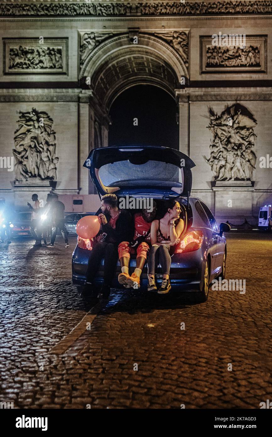 ©Jan Schmidt-Whitley/le Pictorium/MAXPPP - Jan Schmidt-Whitley/le Pictorium - 19/08/2020 - France / Ile-de-France / Paris - Mardi 18 aout 2020, Apes la qualification historique du club de football français du Paris Saint-Germain en finale de la Ligue des champions aur victoire contre le club allemand de RB Leipzig des milliers de Supporters se onting assemes sur les champs-Eysees a Paris pour faire la tête. Quelques heurist avec la police ont eu lieu en fin de soirée. Le PSG sera le cinquieme club francais un disputer une finale de coupe d'Europe des clubs champions ou de l' Banque D'Images