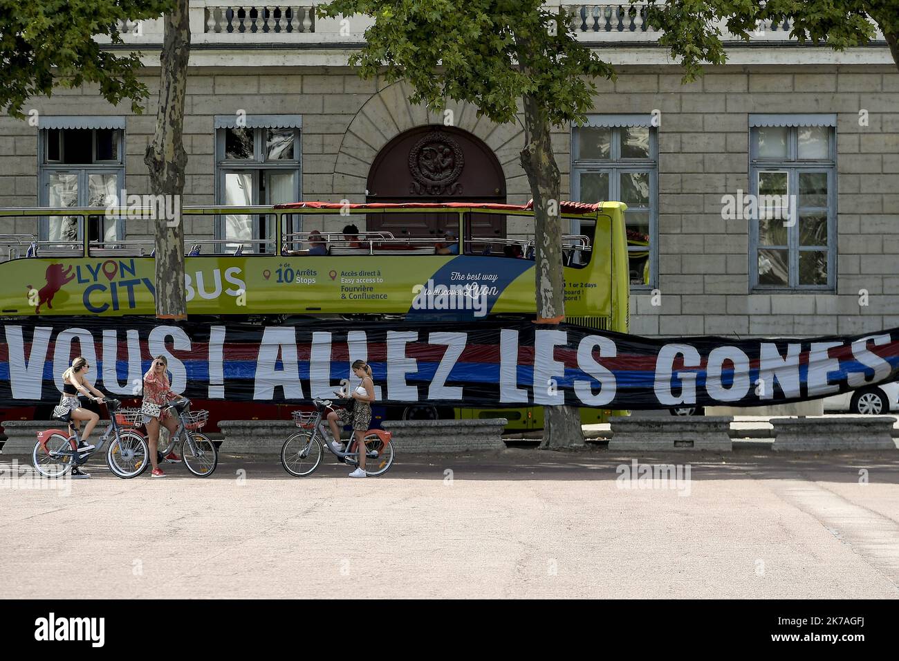 ©PHOTOPQR/LE PROGRES/Maxime JEGAT - Lyon 19/08/2020 - ambiance à Lyon avant la 1/2 finale de coupé d'Europe le 19 aout 2020 -un groupe de porteurs de l'Olympique lyonnais (OL) un déploiement d'une bande passante place Bellecour à Lyon sur la lacelle sur pied de verre : 'le emple lyonnais est vous! Allez les Gones. L'Olympique lyonnais joué ce soir une demi-finale de Champions League face au Bayern de Munich à Lisbonne au Portugal. - Lyon, France, août 19th 2020 - l'atmosphère à Lyon comme demi-finale de la ligue des champions entre l'OL et le Bayern Munich commencera dans quelques heures à Lisbonne, Portugal Banque D'Images