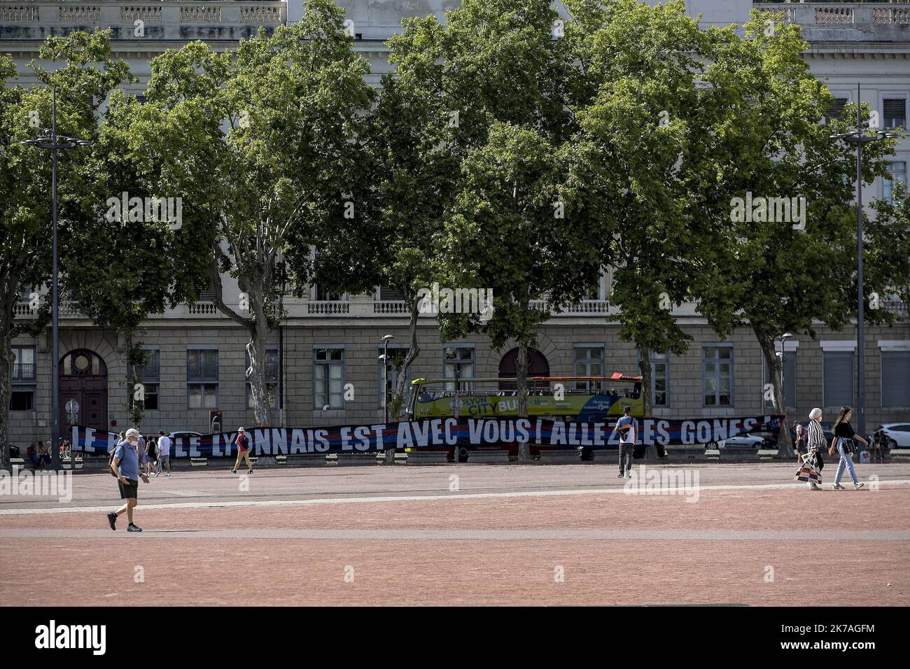 ©PHOTOPQR/LE PROGRES/Maxime JEGAT - Lyon 19/08/2020 - ambiance à Lyon avant la 1/2 finale de coupé d'Europe le 19 aout 2020 -un groupe de porteurs de l'Olympique lyonnais (OL) un déploiement d'une bande passante place Bellecour à Lyon sur la lacelle sur pied de verre : 'le emple lyonnais est vous! Allez les Gones. L'Olympique lyonnais joué ce soir une demi-finale de Champions League face au Bayern de Munich à Lisbonne au Portugal. - Lyon, France, août 19th 2020 - l'atmosphère à Lyon comme demi-finale de la ligue des champions entre l'OL et le Bayern Munich commencera dans quelques heures à Lisbonne, Portugal Banque D'Images