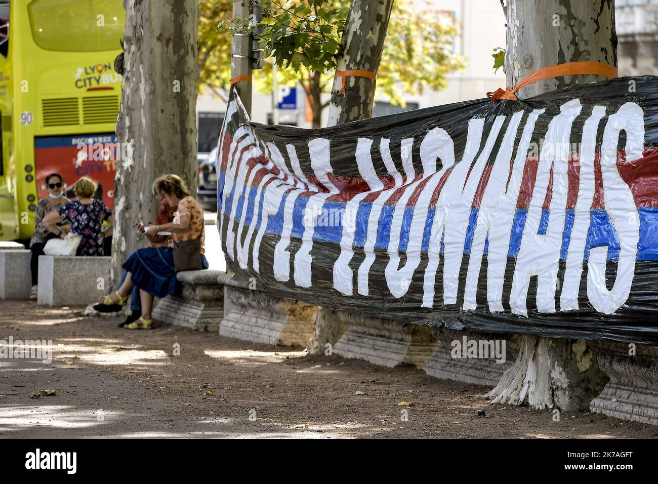 ©PHOTOPQR/LE PROGRES/Maxime JEGAT - Lyon 19/08/2020 - ambiance à Lyon avant la 1/2 finale de coupé d'Europe le 19 aout 2020 -un groupe de porteurs de l'Olympique lyonnais (OL) un déploiement d'une bande passante place Bellecour à Lyon sur la lacelle sur pied de verre : 'le emple lyonnais est vous! Allez les Gones. L'Olympique lyonnais joué ce soir une demi-finale de Champions League face au Bayern de Munich à Lisbonne au Portugal. - Lyon, France, août 19th 2020 - l'atmosphère à Lyon comme demi-finale de la ligue des champions entre l'OL et le Bayern Munich commencera dans quelques heures à Lisbonne, Portugal Banque D'Images