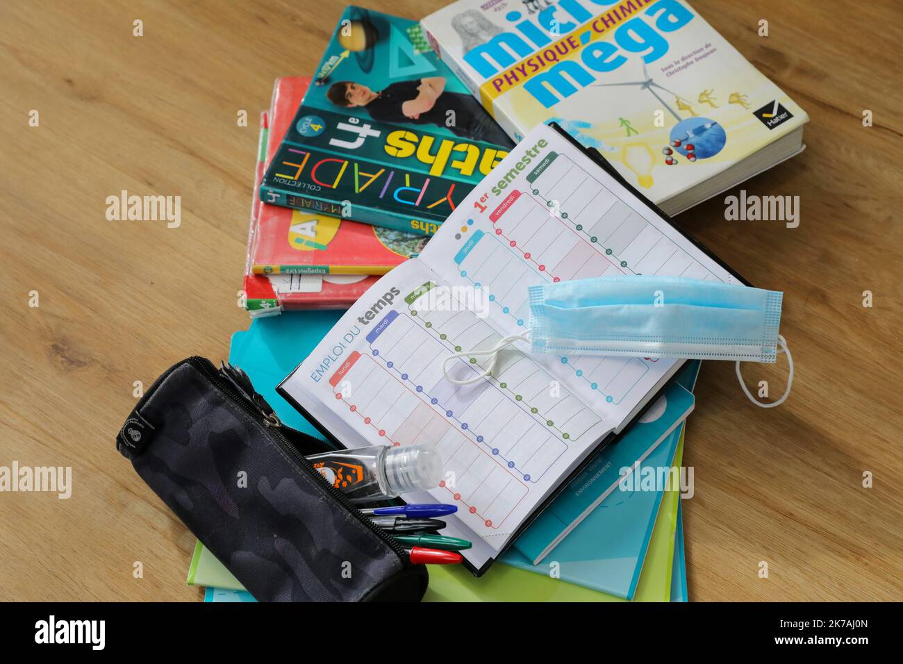 ©PHOTOPQR/VOIX DU NORD/Thierry THOREL ; 25/08/2020 ; fourniture scolaire - le masque et le gel ont parti des parcs scolaires dans les tables des plateaux de la série - A Roncq - le 25 aout 2020 - photo : THIERRY THOREL / la voix du Nord le masque et le gel feront partie des fournitures scolaires dans les sacs scolaires des élèves au début de l'année scolaire Banque D'Images