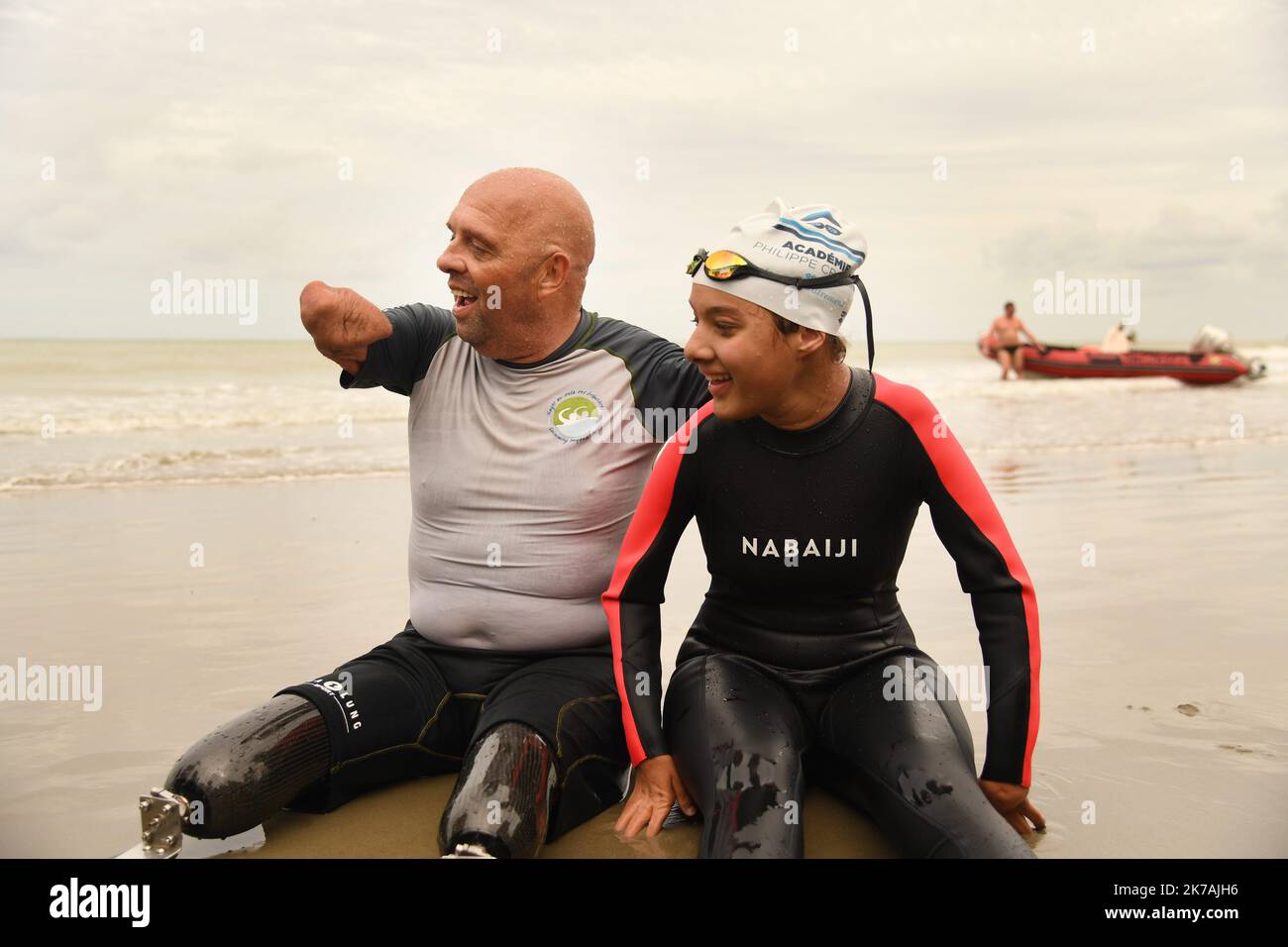 ©PHOTOPQR/VOIX DU NORD/Zack Ajili ; 27/08/2020 ; Calais, le 27/08/2020, Philippe Croizon, Athlète quadri-amputé, fête les 10 ans de sa traversée de la Manche à l'occasion du défi des 2 Caps. Il est compacté de quatre jeunes, Elisa, Paul, Théo et Selma, agés de 15 et 16 ans, tous les espoirs de la natation française paralysante. Les athlètes nagent en relais, 30 kilomètres aller-retour entre le Cap blanc nez et le Cap rez nez. La traversée va durer entre 6 et 8 heures, en fonction des conditions météorologiques. Départ du défi à 11h00 PHOTO ZACK AJILI LA VOIX DU NORD Philippe Croizon, quad-ampu Banque D'Images