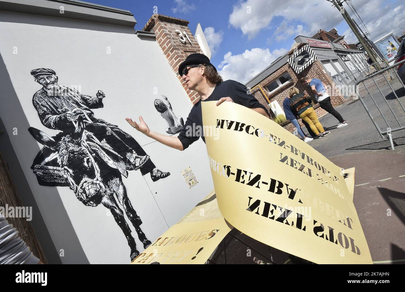 ©PHOTOPQR/VOIX DU NORD/Sébastien JARRY ; 27/08/2020 ; Marcq-en-Baroeul. le 27/08/2020. La rue artiste Jef Aeorosol en train de peindre une fresque au centre technique municipale. Photo : Sébastien JARRY : LA VOIX DU NORD - Jean-François Perroy, mieux connu sous le pseudonyme de Jef Aérosol, est né à Nantes (France) sur 15 janvier 1957. Il est un stencil urbain français, un des principaux promoteurs de la première génération d'artistes de rue qui a commencé à travailler dans les rues au début de 80s. Banque D'Images