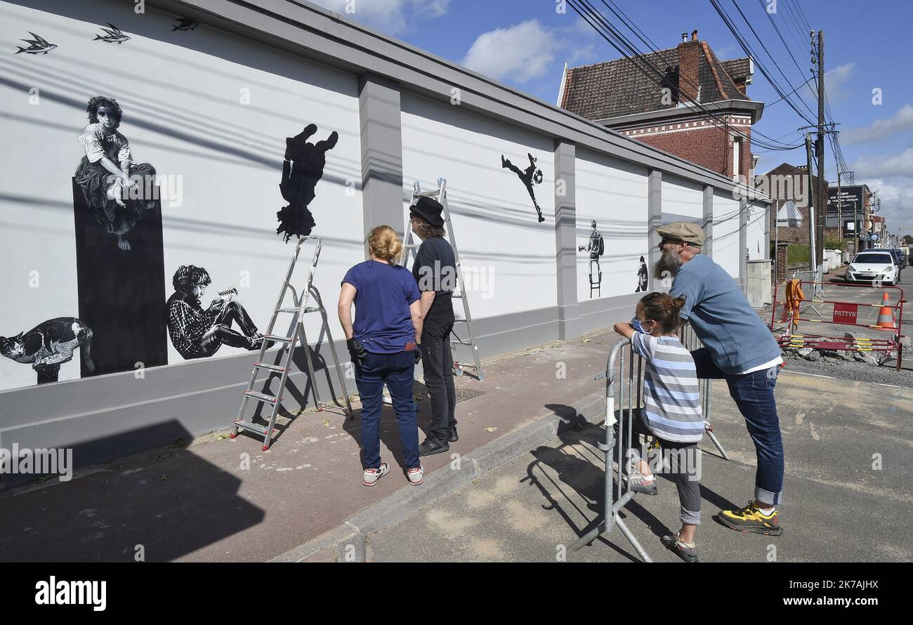 ©PHOTOPQR/VOIX DU NORD/Sébastien JARRY ; 27/08/2020 ; Marcq-en-Baroeul. le 27/08/2020. La rue artiste Jef Aeorosol en train de peindre une fresque au centre technique municipale. Photo : Sébastien JARRY : LA VOIX DU NORD - Jean-François Perroy, mieux connu sous le pseudonyme de Jef Aérosol, est né à Nantes (France) sur 15 janvier 1957. Il est un stencil urbain français, un des principaux promoteurs de la première génération d'artistes de rue qui a commencé à travailler dans les rues au début de 80s. Banque D'Images