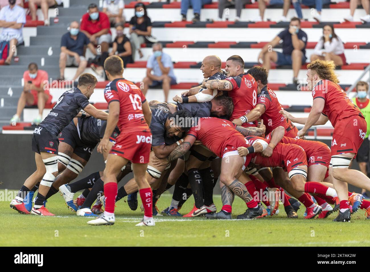 ©PHOTOPQR/LA PROVENCE/SPEICH frédéric ; Marseille ; 28/08/2020 ; Rugby XV match de préparation du RC Toulon au Stade Mayol sans adversaire. Une partie de l'efficacité touristique est en noir et l'autre en rouge Premier Match en condition de respect des regles sanitaires due a l'épidemie de Covid19 ( coronavirus ), 5000 spectateurs maximum port du masque et gestes barrieres Toulon, France, 28th 2020 août - Rugby RC Toulon match préparatoire au stade Mayol sans adversaire. Une partie de l'équipe de Toulon est en noir et l'autre en rouge. Banque D'Images