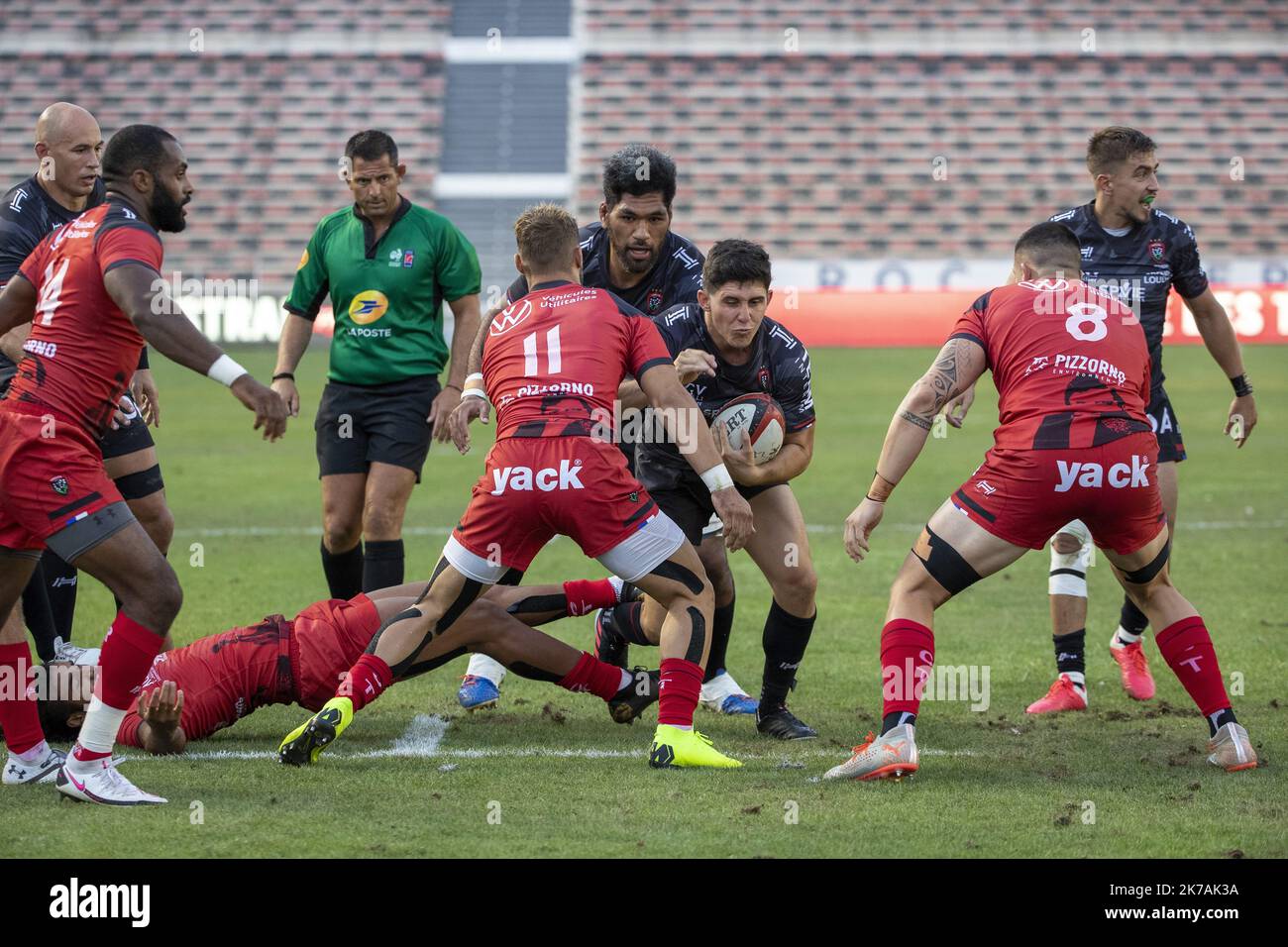 ©PHOTOPQR/LA PROVENCE/SPEICH frédéric ; Marseille ; 28/08/2020 ; Rugby XV match de préparation du RC Toulon au Stade Mayol sans adversaire. Une partie de l'efficacité touristique est en noir et l'autre en rouge Premier Match en condition de respect des regles sanitaires due a l'épidemie de Covid19 ( coronavirus ), 5000 spectateurs maximum port du masque et gestes barrieres Toulon, France, 28th 2020 août - Rugby RC Toulon match préparatoire au stade Mayol sans adversaire. Une partie de l'équipe de Toulon est en noir et l'autre en rouge. Banque D'Images