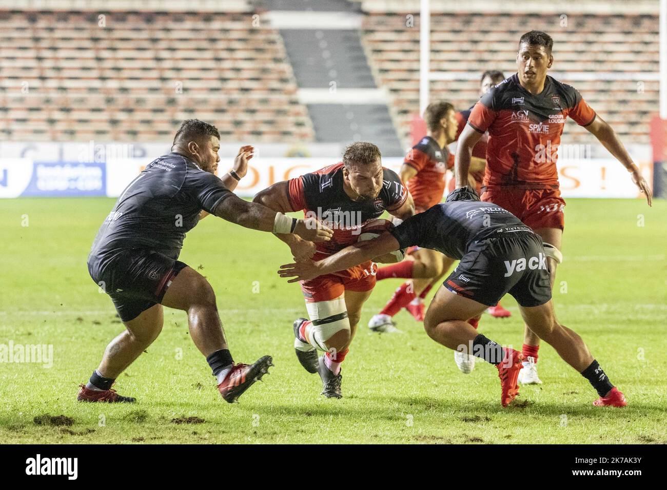 ©PHOTOPQR/LA PROVENCE/SPEICH frédéric ; Marseille ; 28/08/2020 ; Rugby XV match de préparation du RC Toulon au Stade Mayol sans adversaire. Une partie de l'efficacité touristique est en noir et l'autre en rouge Premier Match en condition de respect des regles sanitaires due a l'épidemie de Covid19 ( coronavirus ), 5000 spectateurs maximum port du masque et gestes barrieres Toulon, France, 28th 2020 août - Rugby RC Toulon match préparatoire au stade Mayol sans adversaire. Une partie de l'équipe de Toulon est en noir et l'autre en rouge. Banque D'Images