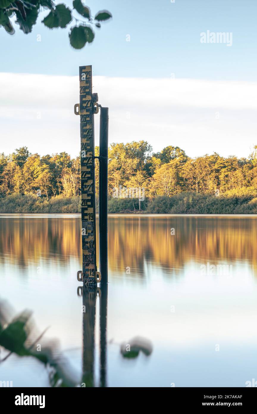 Indicateur de niveau d'eau dans le lac en Allemagne. Photo de haute qualité Banque D'Images