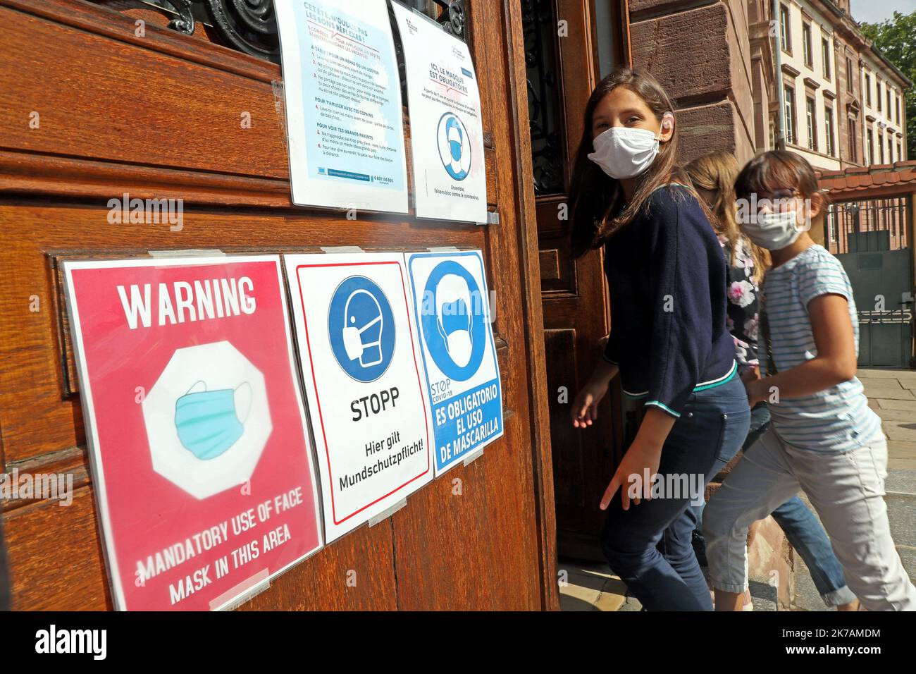 ©PHOTOPQR/l'ALSACE/Thierry GACHON ; Colmar ; 01/09/2020 ; au premier jour de la rentrée des classes 2020, des élections de la sixième, portant des masques, visite du collège Victor Hugo à Colmar, le 1er septembre 2020. - 2020/09/01. Un retour à la classe en France cet automne, alors que le gouvernement a resserré les règles sanitaires pour freiner la hausse des taux de Covid-19 dans le pays. Banque D'Images