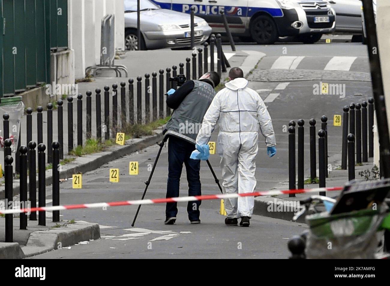 ©PHOTOPQR/l'est REPUBLICAIN ; 02/09/2020 - la France rouvrira l'un des pires chapitres de son histoire récente cette semaine quand plus d'une douzaine de personnes seront jugés pour avoir aidé des terroristes djihadistes à massacrer le personnel du magazine satirique Charlie Hebdo. FICHIERS TERRORISME - ATTENTAT - JOURNAL - PRESSE - CHARLIE HEBDO - POLICE SECURITE INTERIEURE - VIGIPIRATE. Paris 7 janvier 2015. Enquête de la police technique et scientifique après l'attaque terrorisiste au journal hebdomadaire satirique CHARLIE HEBDO qui a fait 12 morts ce matin au 10 rue Nicolas appert dans le 11ème arrondissement Banque D'Images