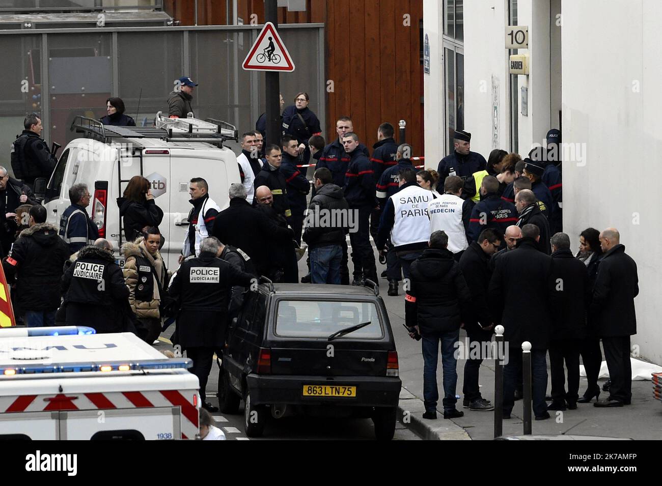 ©PHOTOPQR/l'est REPUBLICAIN ; 02/09/2020 - la France rouvrira l'un des pires chapitres de son histoire récente cette semaine quand plus d'une douzaine de personnes seront jugés pour avoir aidé des terroristes djihadistes à massacrer le personnel du magazine satirique Charlie Hebdo. FICHIERS TERRORISME - ATTENTAT - JOURNAL - PRESSE - CHARLIE HEBDO - POLICE SECURITE INTERIEURE - VIGIPIRATE. Paris 7 janvier 2015. Les forces de l'ordre après l'attaque terrorisiste au journal hebdomadaire satirique CHARLIE HEBDO qui a fait 12 morts ce matin au 10 rue Nicolas appert dans le 11ème arrondissement de Paris. PHOTO Alexandre MARS Banque D'Images