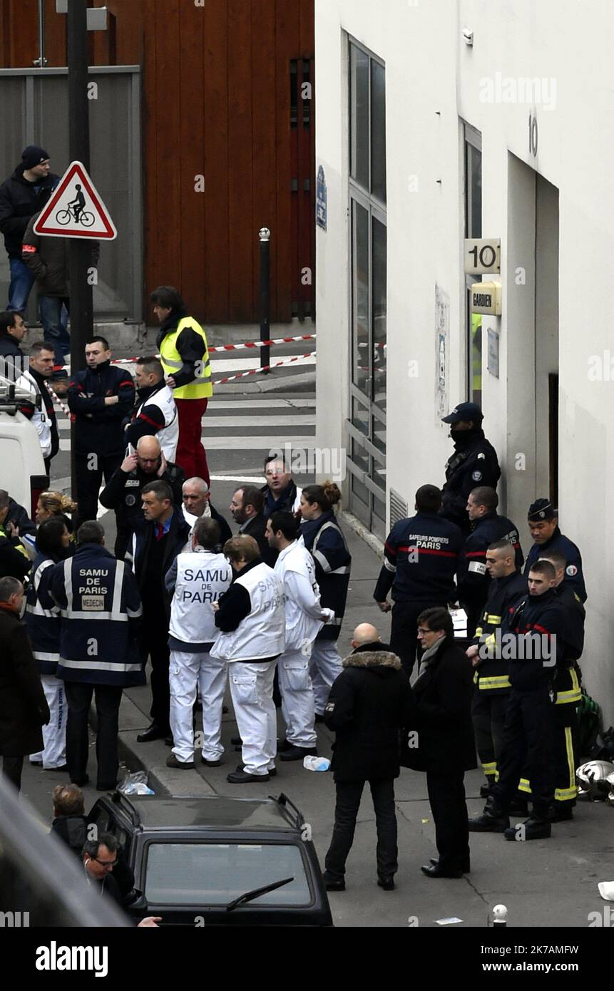 ©PHOTOPQR/l'est REPUBLICAIN ; 02/09/2020 - la France rouvrira l'un des pires chapitres de son histoire récente cette semaine quand plus d'une douzaine de personnes seront jugés pour avoir aidé des terroristes djihadistes à massacrer le personnel du magazine satirique Charlie Hebdo. FICHIERS TERRORISME - ATTENTAT - JOURNAL - PRESSE - CHARLIE HEBDO - POLICE SECURITE INTERIEURE - VIGIPIRATE. Paris 7 janvier 2015. Les forces de l'ordre après l'attaque terrorisiste au journal hebdomadaire satirique CHARLIE HEBDO qui a fait 12 morts ce matin au 10 rue Nicolas appert dans le 11ème arrondissement de Paris. PHOTO Alexandre MARS Banque D'Images