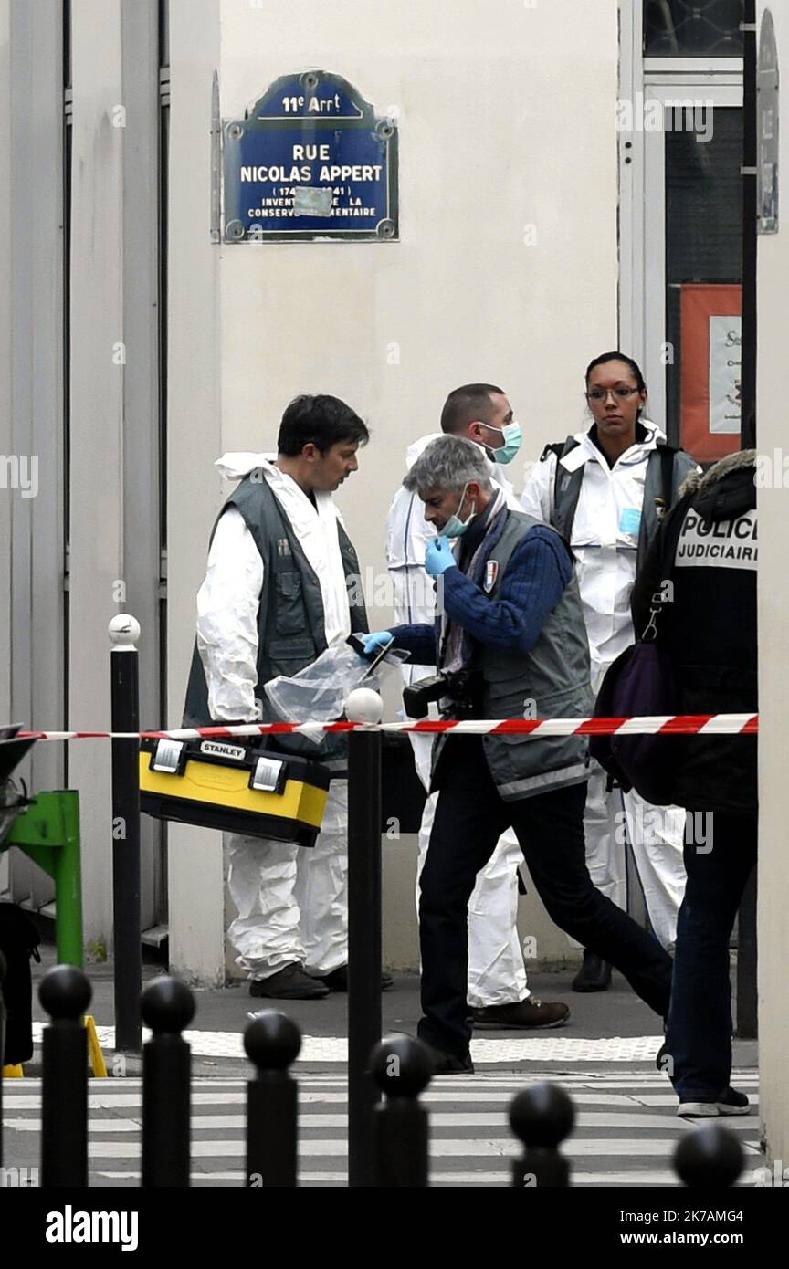 ©PHOTOPQR/l'est REPUBLICAIN ; 02/09/2020 - la France rouvrira l'un des pires chapitres de son histoire récente cette semaine quand plus d'une douzaine de personnes seront jugés pour avoir aidé des terroristes djihadistes à massacrer le personnel du magazine satirique Charlie Hebdo. FICHIERS TERRORISME - ATTENTAT - JOURNAL - PRESSE - CHARLIE HEBDO - POLICE SECURITE INTERIEURE - VIGIPIRATE. Paris 7 janvier 2015. Enquête de la police technique et scientifique après l'attaque terrorisiste au journal hebdomadaire satirique CHARLIE HEBDO qui a fait 12 morts ce matin au 10 rue Nicolas appert dans le 11ème arrondissement Banque D'Images