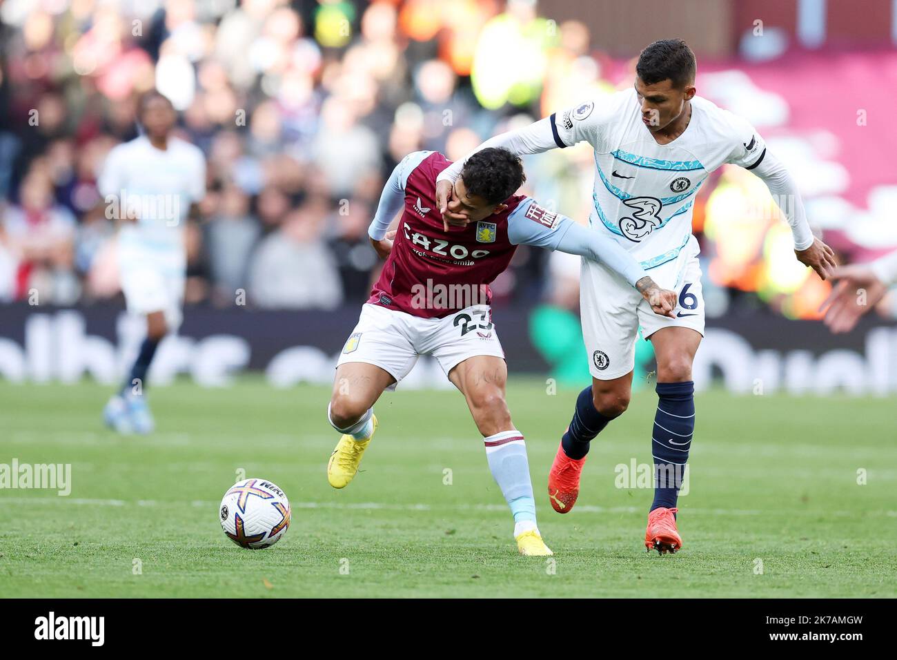 Philippe Coutinho de Aston Villa (l) détient Thiago Silva de Chelsea (r). Match Premier League, Aston Villa v Chelsea à Villa Park à Birmingham le dimanche 16th octobre 2022. Cette image ne peut être utilisée qu'à des fins éditoriales. Utilisation éditoriale uniquement, licence requise pour une utilisation commerciale. Aucune utilisation dans les Paris, les jeux ou les publications d'un seul club/ligue/joueur. photo par Andrew Orchard/Andrew Orchard sports photographie/Alamy Live news Banque D'Images Philippe Coutinho de Aston Villa (l) détient Thiago Silva de Chelsea (r). Match Premier League, Aston Villa v Chelsea à Villa Park à Birmingham le dimanche 16th octobre 2022. Cette image ne peut être utilisée qu'à des fins éditoriales. Utilisation éditoriale uniquement, licence requise pour une utilisation commerciale. Aucune utilisation dans les Paris, les jeux ou les publications d'un seul club/ligue/joueur. photo par Andrew Orchard/Andrew Orchard sports photographie/Alamy Live news Banque D'Images