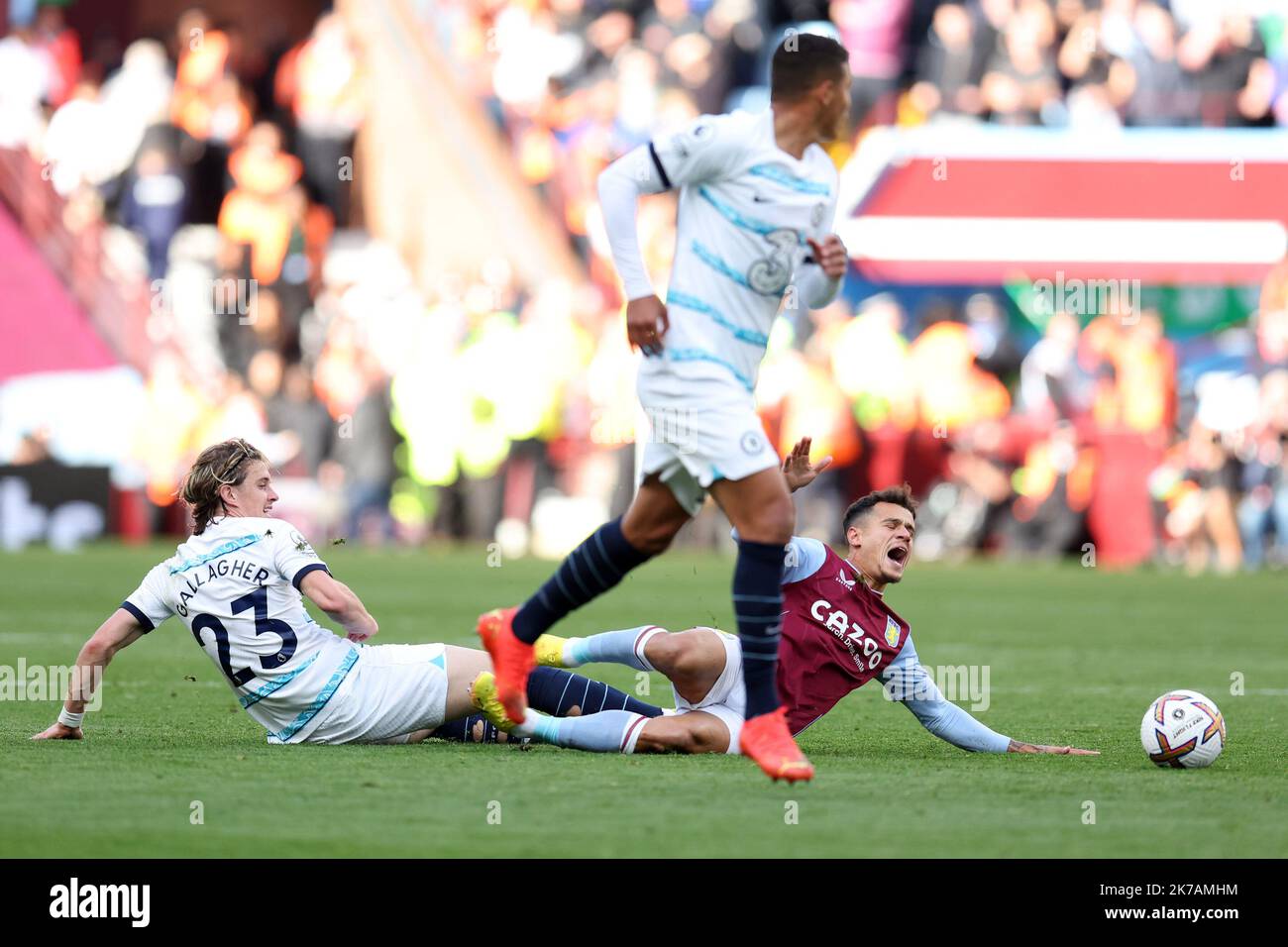 Philippe Coutinho de Aston Villa (r) est fouillé par Conor Gallagher de Chelsea (l). Match Premier League, Aston Villa v Chelsea à Villa Park à Birmingham le dimanche 16th octobre 2022. Cette image ne peut être utilisée qu'à des fins éditoriales. Utilisation éditoriale uniquement, licence requise pour une utilisation commerciale. Aucune utilisation dans les Paris, les jeux ou les publications d'un seul club/ligue/joueur. photo par Andrew Orchard/Andrew Orchard sports photographie/Alamy Live news Banque D'Images Philippe Coutinho de Aston Villa (r) est fouillé par Conor Gallagher de Chelsea (l). Match Premier League, Aston Villa v Chelsea à Villa Park à Birmingham le dimanche 16th octobre 2022. Cette image ne peut être utilisée qu'à des fins éditoriales. Utilisation éditoriale uniquement, licence requise pour une utilisation commerciale. Aucune utilisation dans les Paris, les jeux ou les publications d'un seul club/ligue/joueur. photo par Andrew Orchard/Andrew Orchard sports photographie/Alamy Live news Banque D'Images