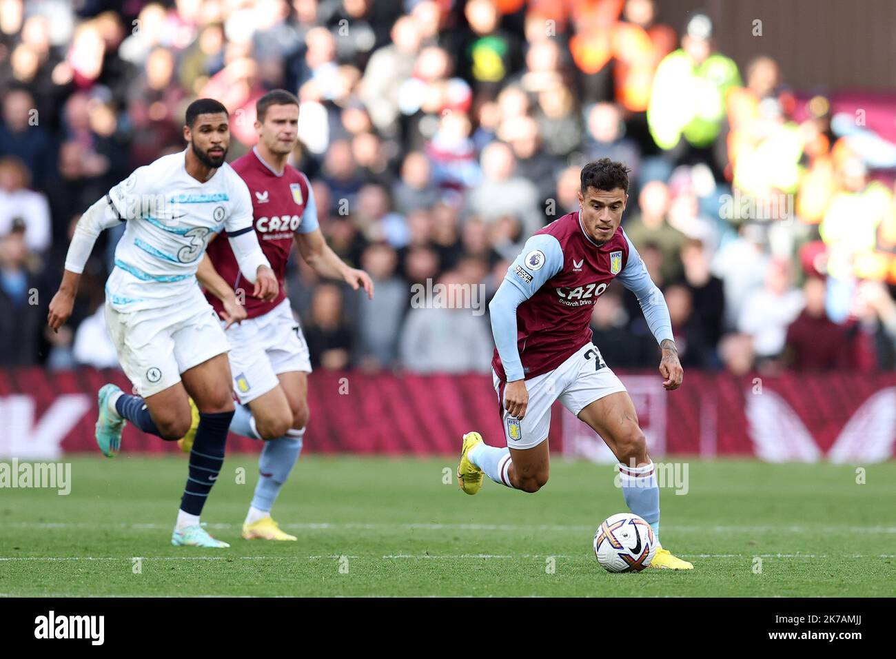 Philippe Coutinho de Aston Villa fait une pause. Match Premier League, Aston Villa v Chelsea à Villa Park à Birmingham le dimanche 16th octobre 2022. Cette image ne peut être utilisée qu'à des fins éditoriales. Utilisation éditoriale uniquement, licence requise pour une utilisation commerciale. Aucune utilisation dans les Paris, les jeux ou les publications d'un seul club/ligue/joueur. photo par Andrew Orchard/Andrew Orchard sports photographie/Alamy Live news Banque D'Images Philippe Coutinho de Aston Villa fait une pause. Match Premier League, Aston Villa v Chelsea à Villa Park à Birmingham le dimanche 16th octobre 2022. Cette image ne peut être utilisée qu'à des fins éditoriales. Utilisation éditoriale uniquement, licence requise pour une utilisation commerciale. Aucune utilisation dans les Paris, les jeux ou les publications d'un seul club/ligue/joueur. photo par Andrew Orchard/Andrew Orchard sports photographie/Alamy Live news Banque D'Images