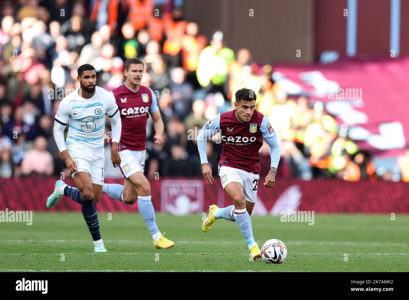 Philippe Coutinho de Aston Villa fait une pause. Match Premier League, Aston Villa v Chelsea à Villa Park à Birmingham le dimanche 16th octobre 2022. Cette image ne peut être utilisée qu'à des fins éditoriales. Utilisation éditoriale uniquement, licence requise pour une utilisation commerciale. Aucune utilisation dans les Paris, les jeux ou les publications d'un seul club/ligue/joueur. photo par Andrew Orchard/Andrew Orchard sports photographie/Alamy Live news Banque D'Images Philippe Coutinho de Aston Villa fait une pause. Match Premier League, Aston Villa v Chelsea à Villa Park à Birmingham le dimanche 16th octobre 2022. Cette image ne peut être utilisée qu'à des fins éditoriales. Utilisation éditoriale uniquement, licence requise pour une utilisation commerciale. Aucune utilisation dans les Paris, les jeux ou les publications d'un seul club/ligue/joueur. photo par Andrew Orchard/Andrew Orchard sports photographie/Alamy Live news Banque D'Images