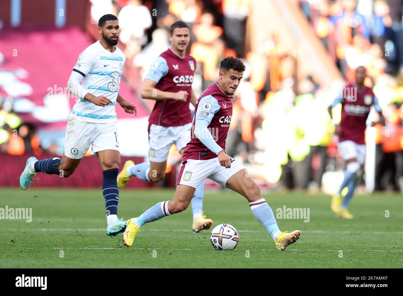 Philippe Coutinho de Aston Villa fait une pause. Match Premier League, Aston Villa v Chelsea à Villa Park à Birmingham le dimanche 16th octobre 2022. Cette image ne peut être utilisée qu'à des fins éditoriales. Utilisation éditoriale uniquement, licence requise pour une utilisation commerciale. Aucune utilisation dans les Paris, les jeux ou les publications d'un seul club/ligue/joueur. photo par Andrew Orchard/Andrew Orchard sports photographie/Alamy Live news Banque D'Images Philippe Coutinho de Aston Villa fait une pause. Match Premier League, Aston Villa v Chelsea à Villa Park à Birmingham le dimanche 16th octobre 2022. Cette image ne peut être utilisée qu'à des fins éditoriales. Utilisation éditoriale uniquement, licence requise pour une utilisation commerciale. Aucune utilisation dans les Paris, les jeux ou les publications d'un seul club/ligue/joueur. photo par Andrew Orchard/Andrew Orchard sports photographie/Alamy Live news Banque D'Images