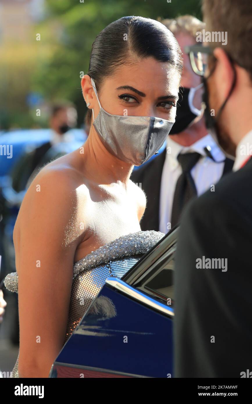 ©Pierre Teyssot/MAXPPP ; les invités sont vus à l'extérieur de l'Hôtel Excelsior avant la cérémonie d'ouverture du Festival du film de Venise 77th au Lido à Venise, Italie sur 2 septembre 2020. Chanteur Elodie Marracash © Pierre Teyssot / Maxppp Banque D'Images