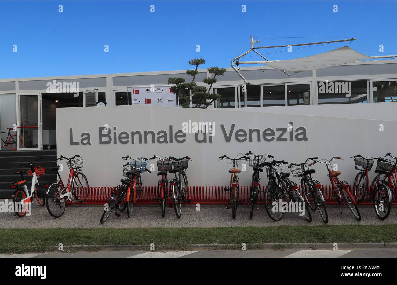 ©Pierre Teyssot/MAXPPP ; 77th Venice Film Festival at the Lido in Venice, Italy on September 2, 2020. Bikes outside la biennale di Venezia © Pierre Teyssot / Maxppp Banque D'Images