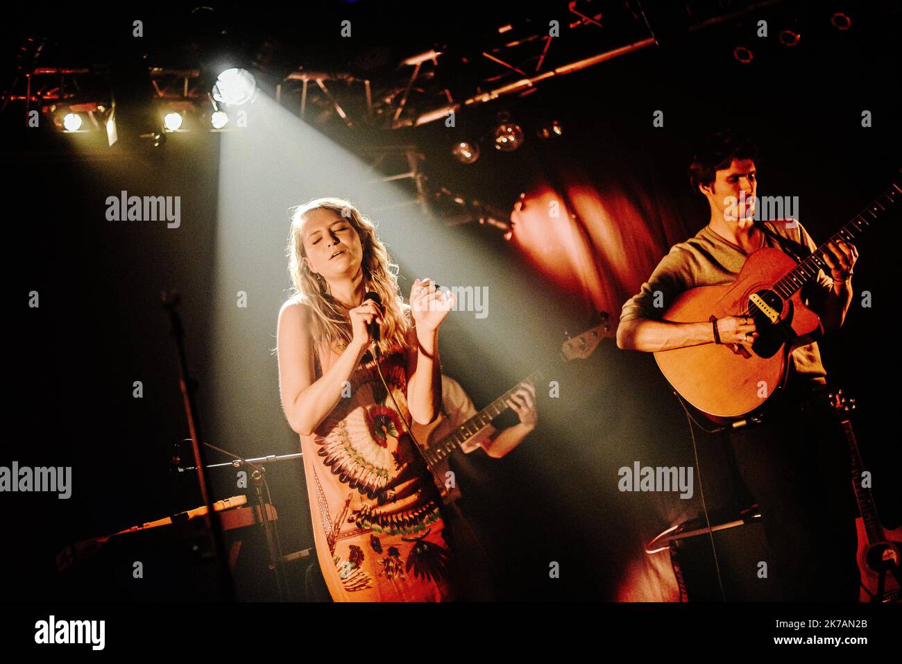 ©Jan Schmidt-Whitley/le Pictorium/MAXPPP - Jan Schmidt-Whitley/le Pictorium - 30/10/2012 - France / Paris - la chanteuse franco-tunisienne Nawel Ben Kraiem en concert au Divan du monde a Paris en novembre 2012 dans le cadre d'une soirée Tunix-Mix qui met un jour des Tunisiens. / 30/10/2012 - France / Paris - le chanteur franco-tunisien Nawel Ben Kraiem en concert au Divan du monde à Paris en novembre 2012 dans le cadre d'une soirée Tunix-Mix en hommage aux artistes tunisiens. Banque D'Images