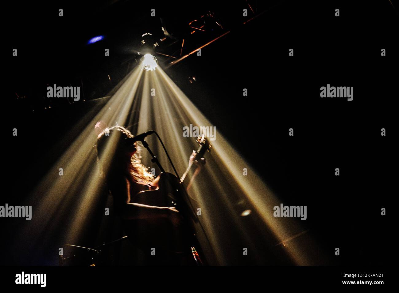 ©Jan Schmidt-Whitley/le Pictorium/MAXPPP - Jan Schmidt-Whitley/le Pictorium - 30/10/2012 - France / Paris - la chanteuse franco-tunisienne Nawel Ben Kraiem en concert au Divan du monde a Paris en novembre 2012 dans le cadre d'une soirée Tunix-Mix qui met un jour des Tunisiens. / 30/10/2012 - France / Paris - le chanteur franco-tunisien Nawel Ben Kraiem en concert au Divan du monde à Paris en novembre 2012 dans le cadre d'une soirée Tunix-Mix en hommage aux artistes tunisiens. Banque D'Images