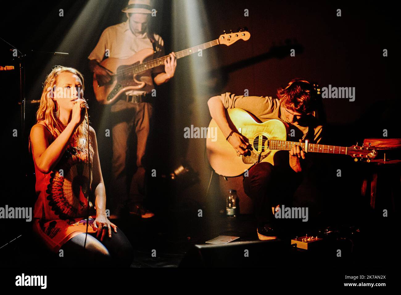 ©Jan Schmidt-Whitley/le Pictorium/MAXPPP - Jan Schmidt-Whitley/le Pictorium - 30/10/2012 - France / Paris - la chanteuse franco-tunisienne Nawel Ben Kraiem en concert au Divan du monde a Paris en novembre 2012 dans le cadre d'une soirée Tunix-Mix qui met un jour des Tunisiens. / 30/10/2012 - France / Paris - le chanteur franco-tunisien Nawel Ben Kraiem en concert au Divan du monde à Paris en novembre 2012 dans le cadre d'une soirée Tunix-Mix en hommage aux artistes tunisiens. Banque D'Images