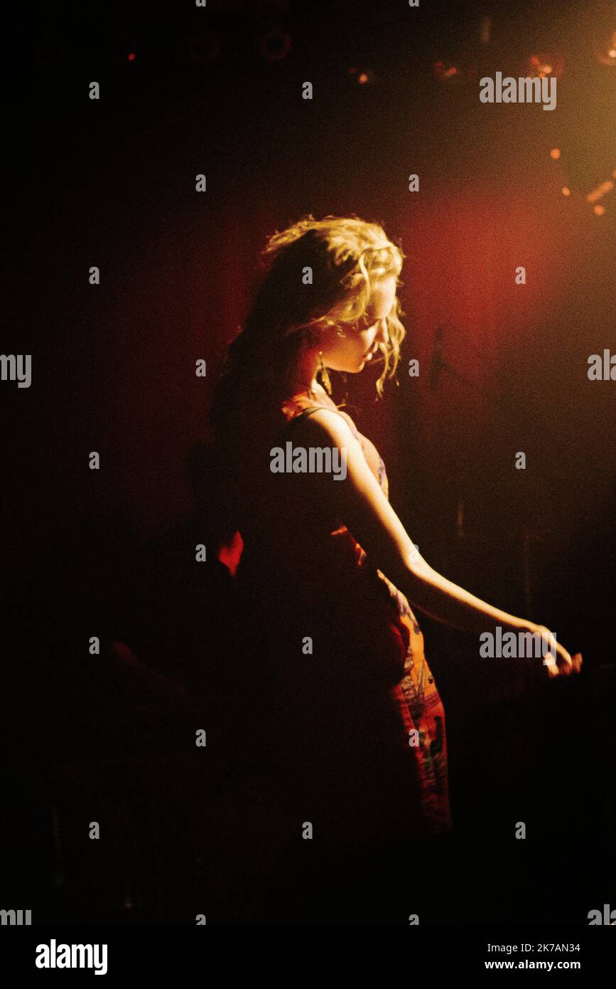 ©Jan Schmidt-Whitley/le Pictorium/MAXPPP - Jan Schmidt-Whitley/le Pictorium - 30/10/2012 - France / Paris - la chanteuse franco-tunisienne Nawel Ben Kraiem en concert au Divan du monde a Paris en novembre 2012 dans le cadre d'une soirée Tunix-Mix qui met un jour des Tunisiens. / 30/10/2012 - France / Paris - le chanteur franco-tunisien Nawel Ben Kraiem en concert au Divan du monde à Paris en novembre 2012 dans le cadre d'une soirée Tunix-Mix en hommage aux artistes tunisiens. Banque D'Images