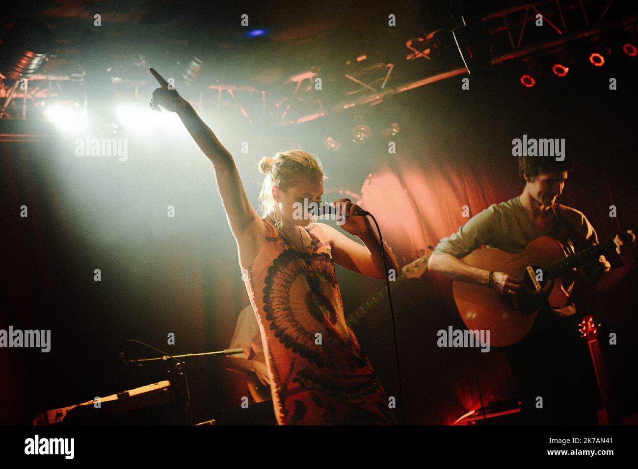 ©Jan Schmidt-Whitley/le Pictorium/MAXPPP - Jan Schmidt-Whitley/le Pictorium - 30/10/2012 - France / Paris - la chanteuse franco-tunisienne Nawel Ben Kraiem en concert au Divan du monde a Paris en novembre 2012 dans le cadre d'une soirée Tunix-Mix qui met un jour des Tunisiens. / 30/10/2012 - France / Paris - le chanteur franco-tunisien Nawel Ben Kraiem en concert au Divan du monde à Paris en novembre 2012 dans le cadre d'une soirée Tunix-Mix en hommage aux artistes tunisiens. Banque D'Images