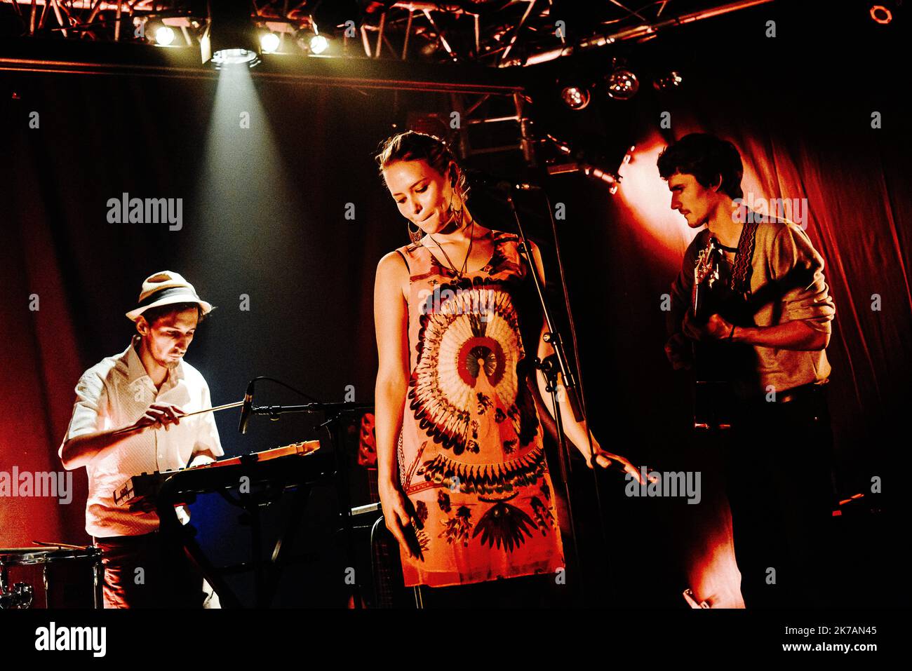 ©Jan Schmidt-Whitley/le Pictorium/MAXPPP - Jan Schmidt-Whitley/le Pictorium - 30/10/2012 - France / Paris - la chanteuse franco-tunisienne Nawel Ben Kraiem en concert au Divan du monde a Paris en novembre 2012 dans le cadre d'une soirée Tunix-Mix qui met un jour des Tunisiens. / 30/10/2012 - France / Paris - le chanteur franco-tunisien Nawel Ben Kraiem en concert au Divan du monde à Paris en novembre 2012 dans le cadre d'une soirée Tunix-Mix en hommage aux artistes tunisiens. Banque D'Images