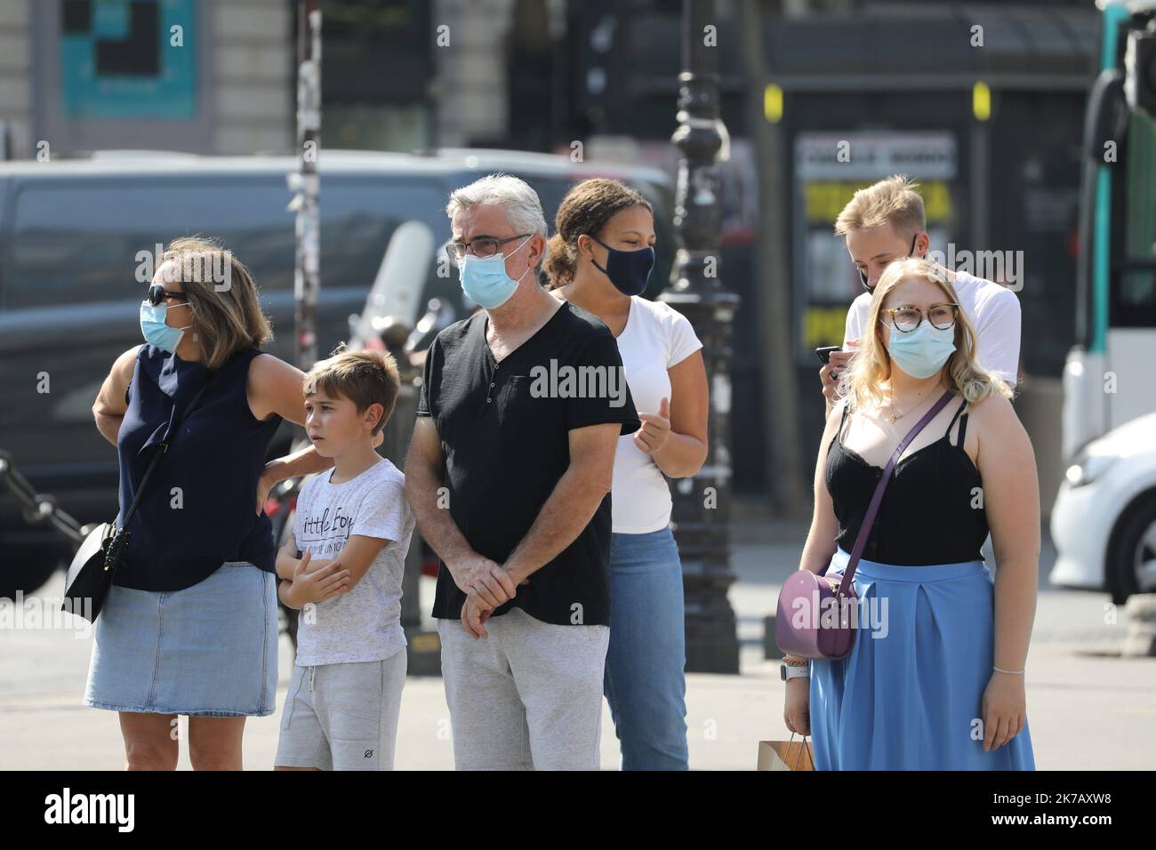 ©PHOTOPQR/LE PARISIEN/ARNAUD JOURNOIS ; PARIS ; 16/09/2020 ; ILLUSTRATION COVID-19 , CORONAVIRUS , PARIS / PIETONS MASQUES PLACE DE l'OPÉRA - Paris, France, sept 16th 2020 - personnes portant des masques dans les rues de Paris pendant la pandémie de Covid-19 Banque D'Images