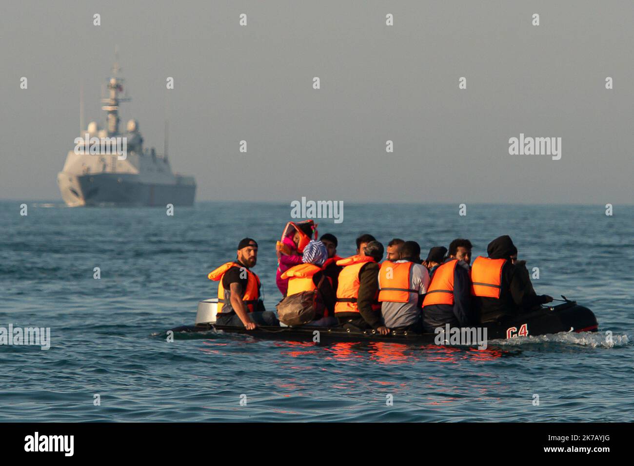 ©PHOTOPQR/VOIX DU NORD/PASCAL BONNIERE ; 18/09/2020 ; Calais, le 15.09.2020 : Parti des environs du Cap blanc-nez, des migrants tentés de traverser la Manche sur un bateau se réjouissant des cotes anglaises. Le patrailleur Flamant de la Marine nationale accompagne les embarcations navigant sans encombre jusqu'à aux eaux anglaises. La période de météo tres calme incite les refuges un tenter la dangereuse traversee un bord de bateaux pneumatiques pour franchir les 33 km du detroit qui séparait la France de l'Angleterre. Photo Pascal BONNIERE la voix du Nord Calais, (Nord de la France) Banque D'Images