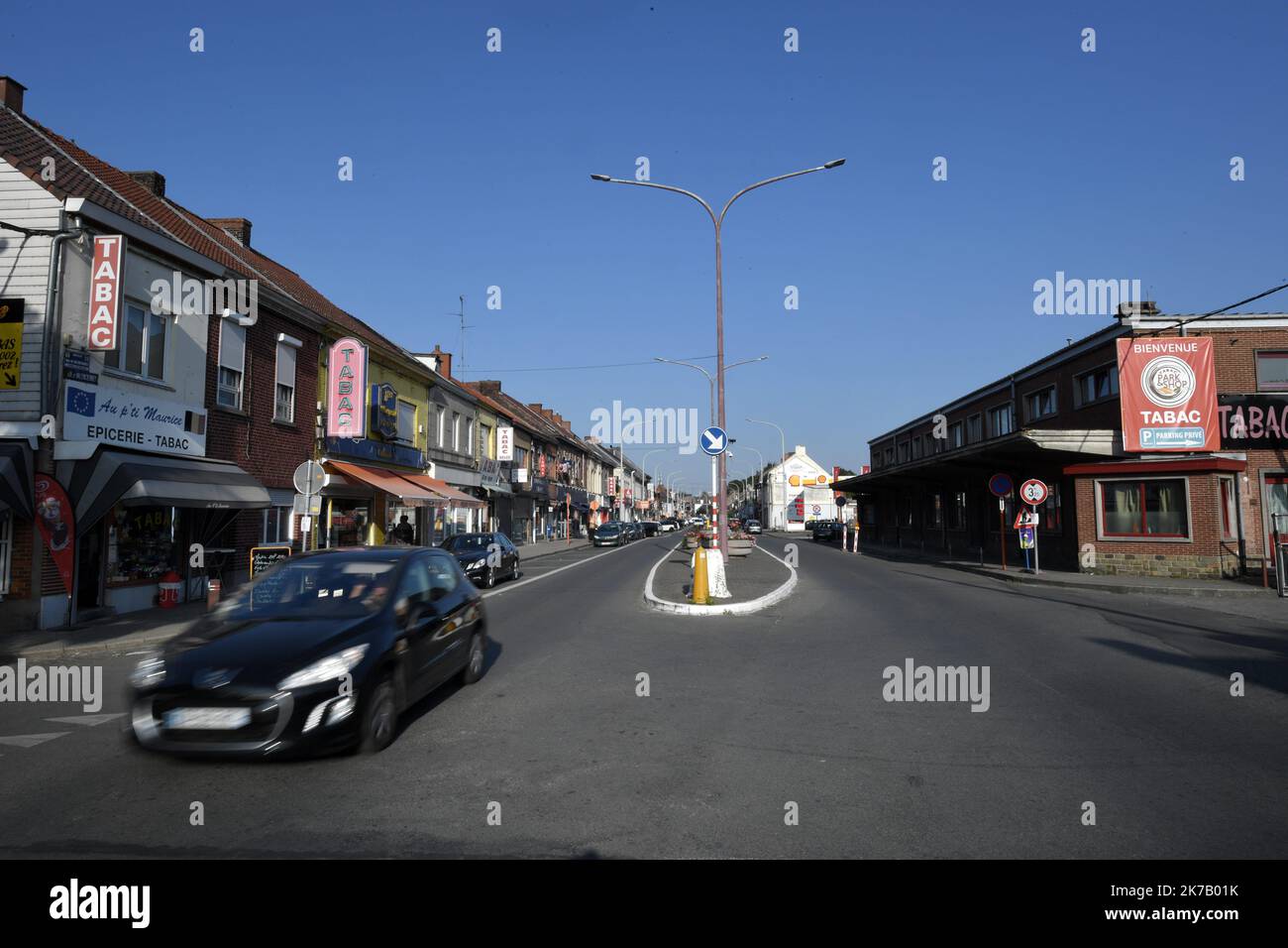 ©PHOTOPQR/VOIX DU NORD/PIERRE ROUANET ; 18/09/2020 ; 18/09/2020. A la frontière franco-belge, Quiévrechain - Quiévrain. Le classement du Nord et du pas-de-Calais en zone rouge covid-19 est effective depuis ce vendredi 18 septembre à 16 heures, avec restrictions de nouvelles. Pour les clients habituels côté belge ou côté français, ça ne peut pas être clair. PHOTO PIERRE ROUANET LA VOIX DU NORD - 2020/09/18. Le classement nord de la France dans la zone rouge Covid-19 est effectif depuis vendredi Banque D'Images