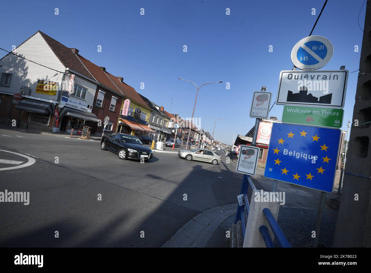 ©PHOTOPQR/VOIX DU NORD/PIERRE ROUANET ; 18/09/2020 ; 18/09/2020. A la frontière franco-belge, Quiévrechain - Quiévrain. Le classement du Nord et du pas-de-Calais en zone rouge covid-19 est effective depuis ce vendredi 18 septembre à 16 heures, avec restrictions de nouvelles. Pour les clients habituels côté belge ou côté français, ça ne peut pas être clair. PHOTO PIERRE ROUANET LA VOIX DU NORD - 2020/09/18. Le classement nord de la France dans la zone rouge Covid-19 est effectif depuis vendredi Banque D'Images
