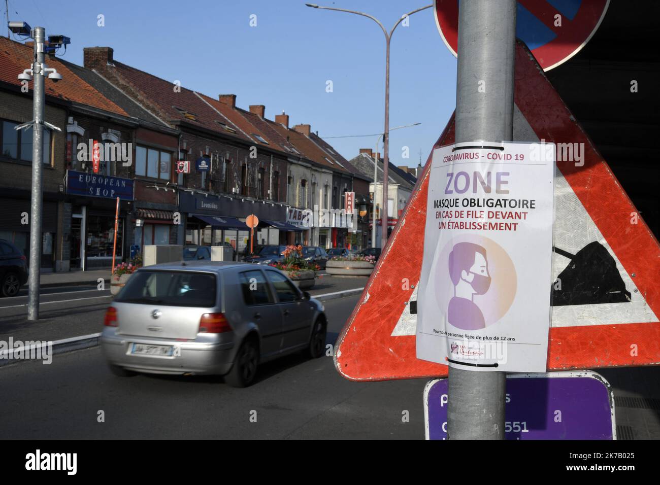 ©PHOTOPQR/VOIX DU NORD/PIERRE ROUANET ; 18/09/2020 ; 18/09/2020. A la frontière franco-belge, Quiévrechain - Quiévrain. Le classement du Nord et du pas-de-Calais en zone rouge covid-19 est effective depuis ce vendredi 18 septembre à 16 heures, avec restrictions de nouvelles. Pour les clients habituels côté belge ou côté français, ça ne peut pas être clair. « En cas de file devant un tableau ». PHOTO PIERRE ROUANET LA VOIX DU NORD - 2020/09/18. Le classement nord de la France dans la zone rouge Covid-19 est effectif depuis vendredi Banque D'Images